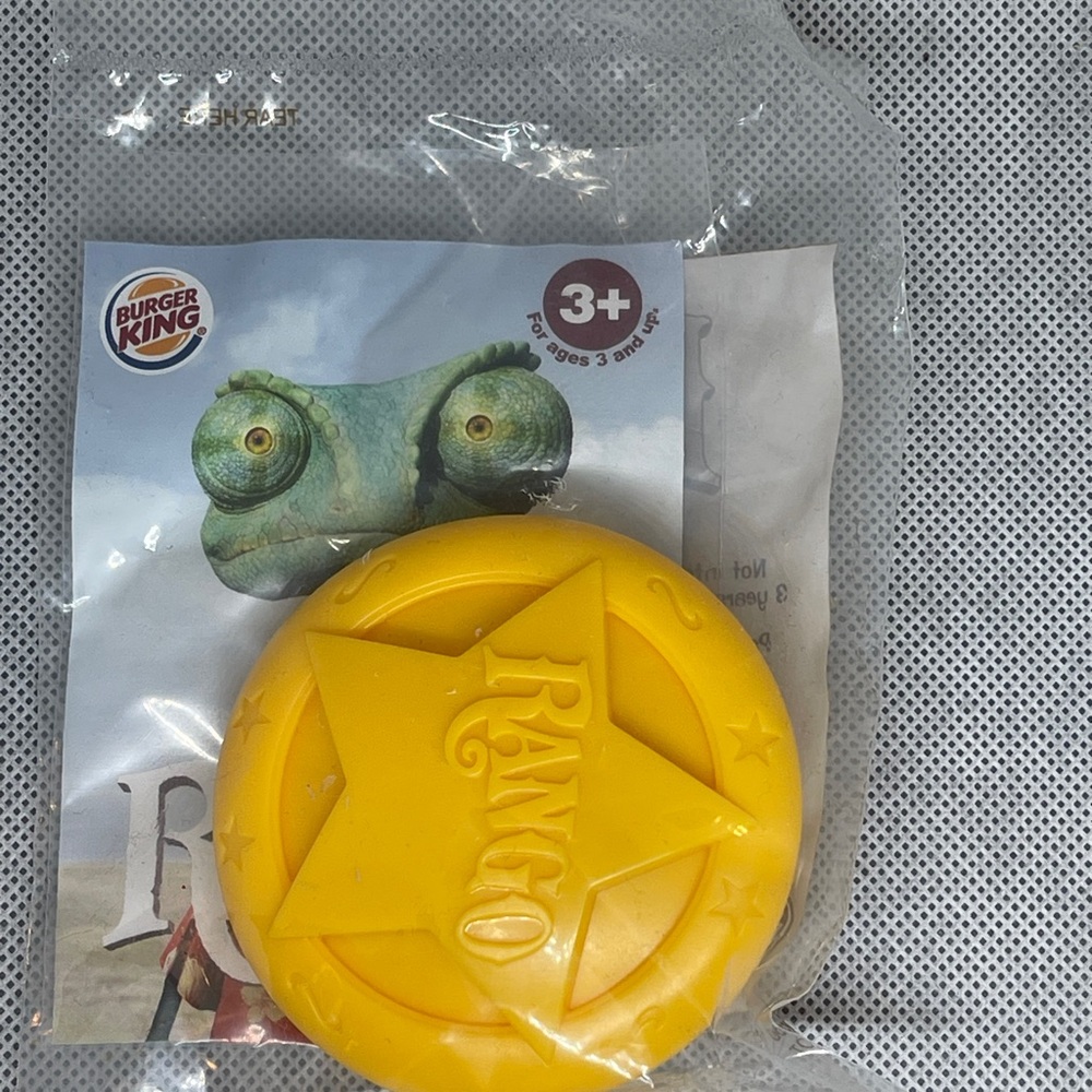 Burger King 2011 Rango Yellow Movie Star Sheriff badge Toy